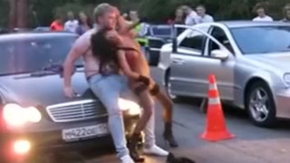 Симпатичная голенькая стерва показывает себя прямо на дороге
