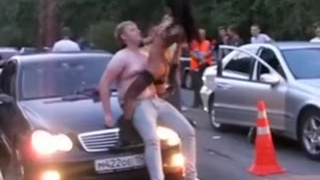 Симпатичная голенькая стерва показывает себя прямо на дороге