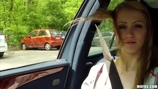 Сосед развел свою подружайку на секс в автомобиле