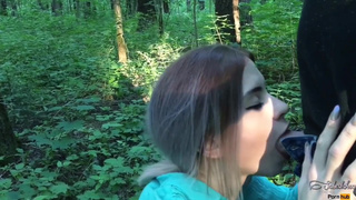 Домашнее видео на природе с сосущей красавицей