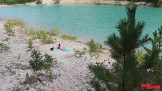 Незнакомка встала рачком у дерева и я понял, что никуда не опаздываю