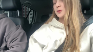 Я её подвёз, она мне отсосала! Совсем она не давалка, это жизнь такая