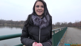 Развел неумелую русскую красавицу отсосать хуй на улице за деньги